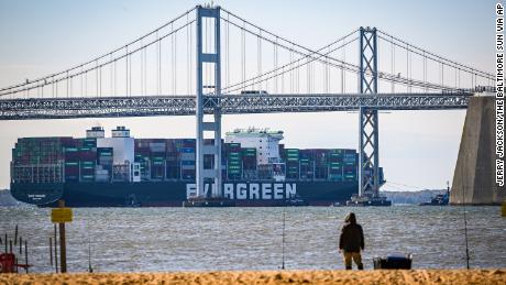 Ein immergrünes Containerschiff, das nach einem Monat des Wahnsinns in der Chesapeake Bay befreit wurde
