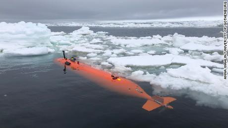 Rán, ein autonomes Kongsberg HUGIN-Unterwasserfahrzeug, in der Nähe des Thwaites-Gletschers nach einer 20-stündigen Mission zur Kartierung des Meeresbodens. 