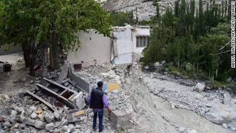Ein Anwohner steht im Juni neben seinem zerstörten Haus, nachdem eine Gletscherseeexplosion im Dorf Hassanabad im Norden Pakistans katastrophale Überschwemmungen verursacht hatte. 