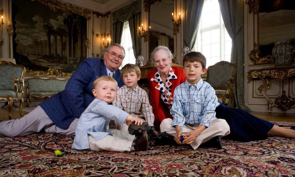 Dänemarks Königin Margrethe und Bryce Henrik mit ihren Enkelkindern (von links) Prinz Christian, Prinz Felix und Prinz Nikolai auf Schloss Fredensborg in Fredensburg, Dänemark am 2. Juni 2007.