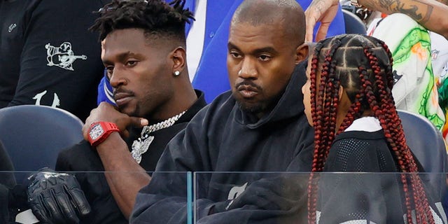 Antonio Brown, Kanye West und Northwest Super Bowl LVI nehmen am 13. Februar 2022 im SoFi-Stadion in Englewood, Kalifornien, zwischen den Los Angeles Rams und den Cincinnati Bengals teil.