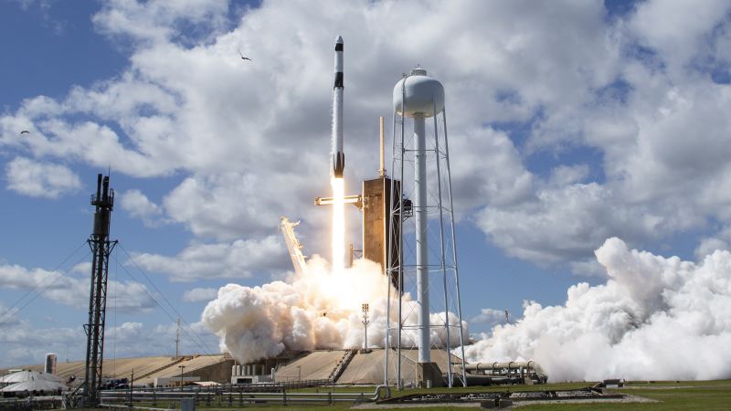 Eine SpaceX-Kapsel zum Andocken an die Internationale Raumstation mit internationalen Astronauten