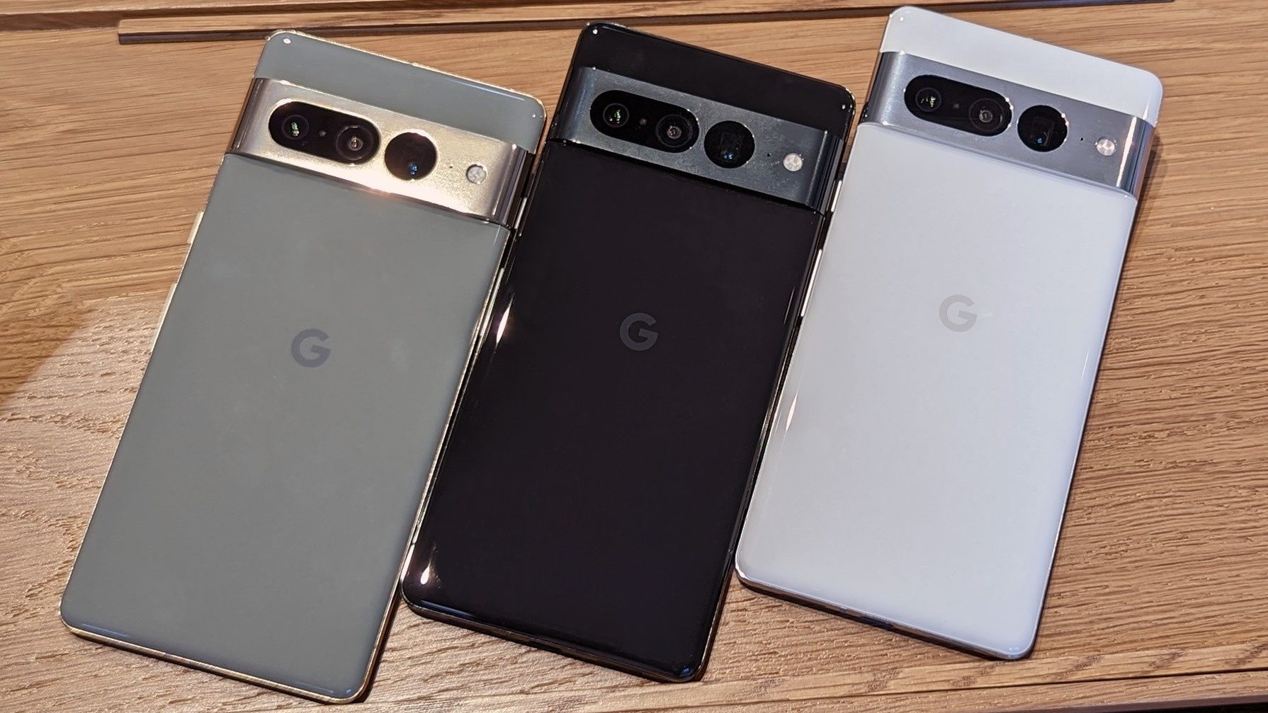 Alle Farben des Google Pixel 7 Pro auf einem Holztisch beim Google Fall 2022 Event