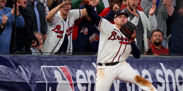 Austin Riley #27 der Atlanta Braves wirft den Ball, nachdem er im achten Inning des zweiten Spiels der National League Series im Troist Park am 12. Oktober 2022 in Atlanta, Georgia, gegen die Philadelphia Phillies angetreten ist.