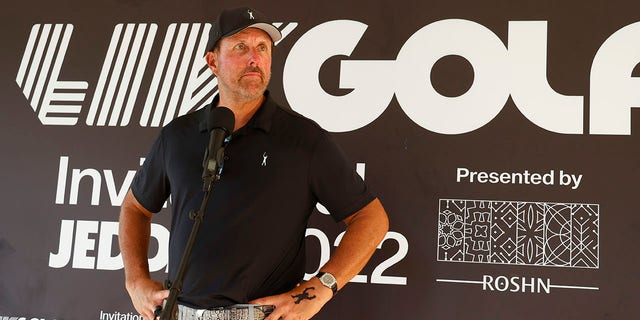 Teamkapitän Phil Mickelson von Hy Flyers GC spricht während einer Post-Pro-Pressekonferenz vor dem LIV Golf Invitational – Jeddah im Royal Greens Golf &  Ampere;  Ampere;  Ampere;  Ampere;  Ampere;  The Country Club am 13. Oktober 2022 in King Abdullah Economic City, Königreich Saudi-Arabien. 