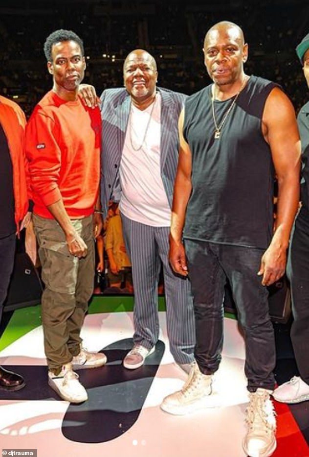 Oh je: Im September parodierten Rock und Chappelle am Eröffnungsabend ihrer UK-Tour einen Schlag auf Smith.  „Er machte 30 Jahre lang den Eindruck eines perfekten Menschen, nahm seine Maske ab und zeigte uns, dass er genauso hässlich ist wie der Rest von uns“, sagte Dave. 