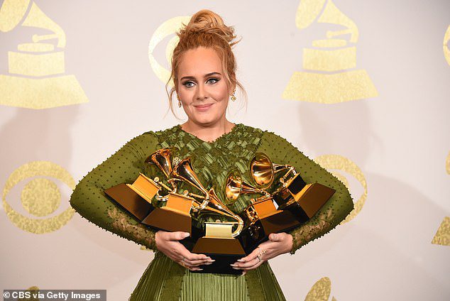 Grammy Award Winner: Adele hat bisher 15 Grammy Awards gewonnen.  Hier zu sehen mit den fünf Auszeichnungen, die sie 2017 von den 59. jährlichen Grammy Awards in Los Angeles mit nach Hause nahm