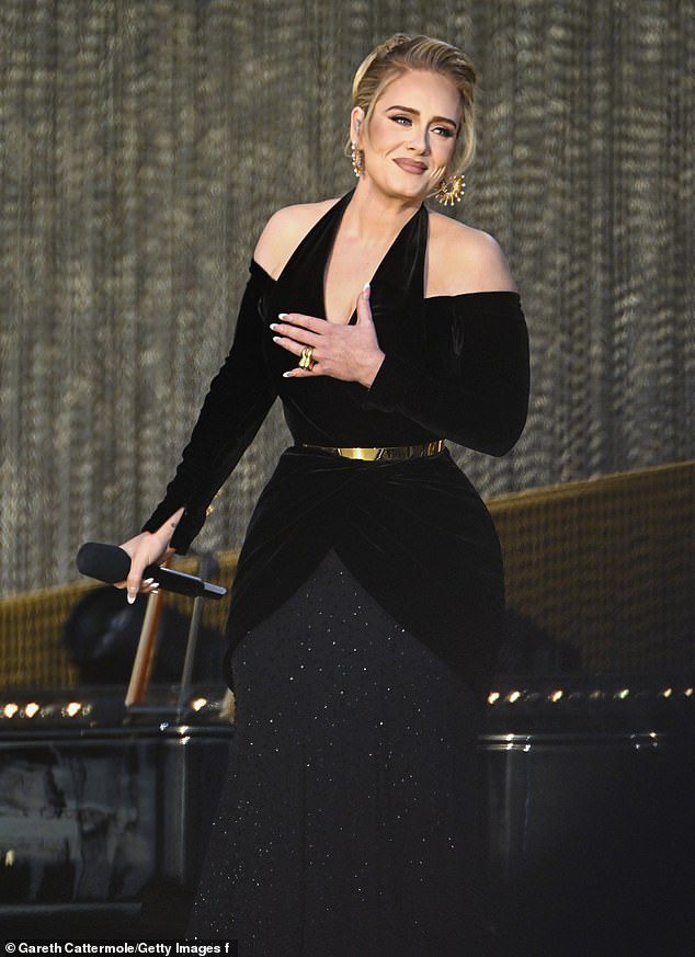 Adele scherzt, dass sie „zu faul“ ist, um am Broadway mitzuspielen, selbst wenn sie es schafft, EGOT zu werden: „Sag niemals nie“