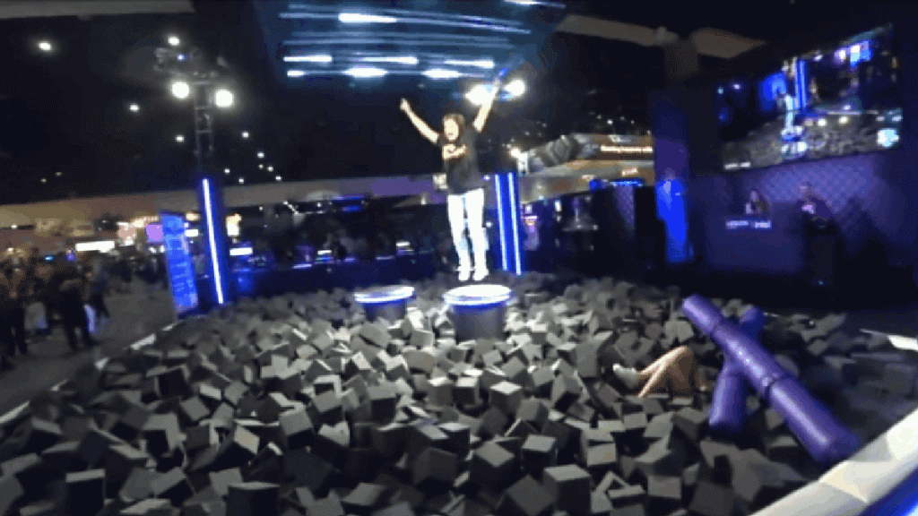 Adriana Chechik bricht sich beim TwitchCon Foam Pit Accident den Rücken