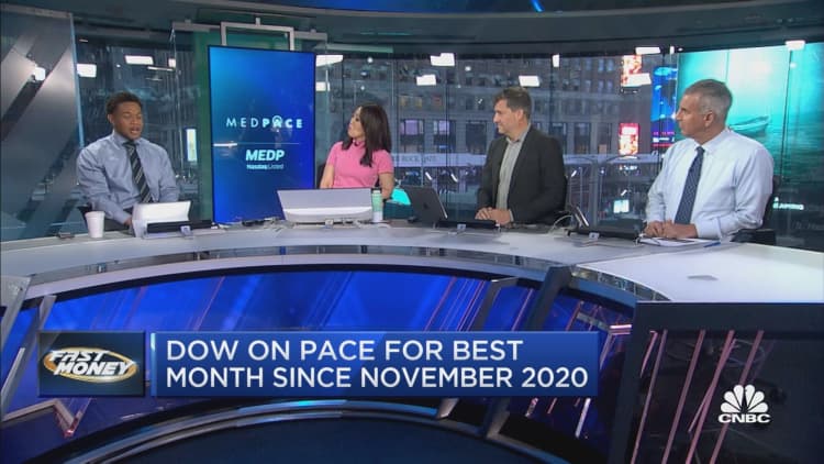 Dow Jones springt um 300 Punkte, da die Aktien einen dritten Tag mit Gewinnen verzeichnen