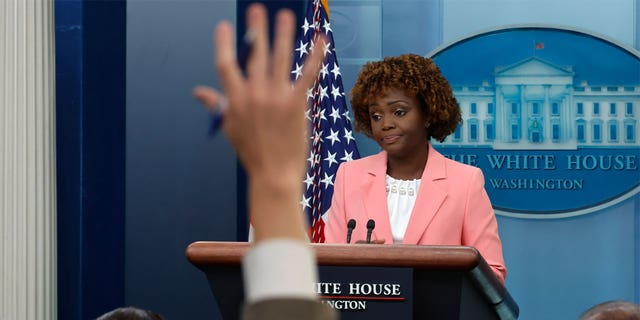 Die Pressesprecherin des Weißen Hauses, Karen Jean-Pierre, spricht mit Reportern während des täglichen Briefings im Brady Press Briefing Room des Weißen Hauses am 28. September 2022 in Washington, DC.