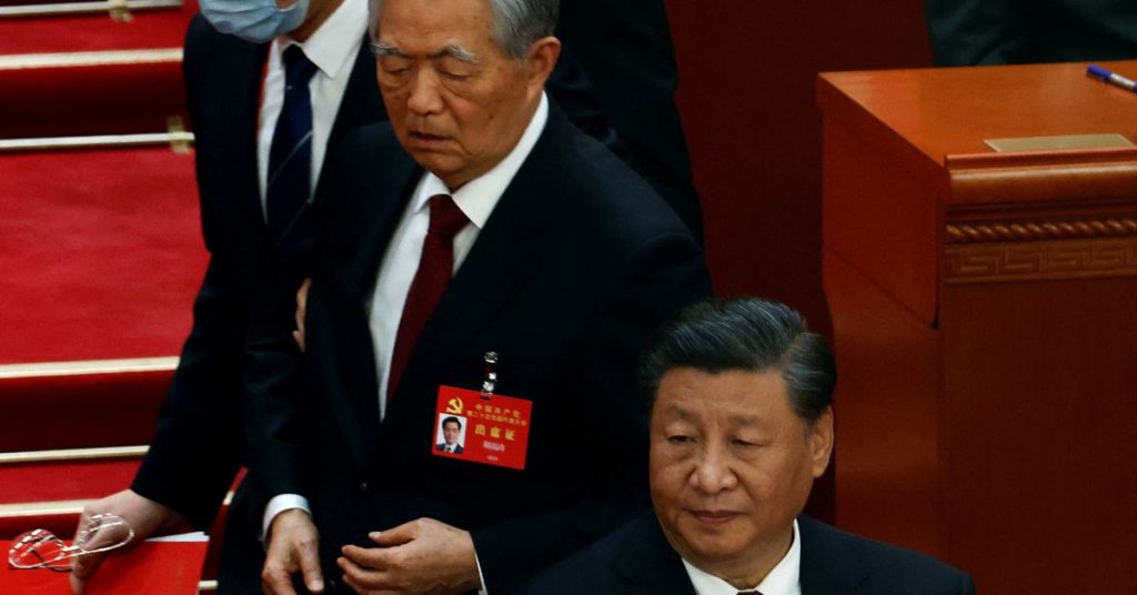 Der frühere chinesische Präsident Hu Jintao wird aus dem Parteitag eskortiert