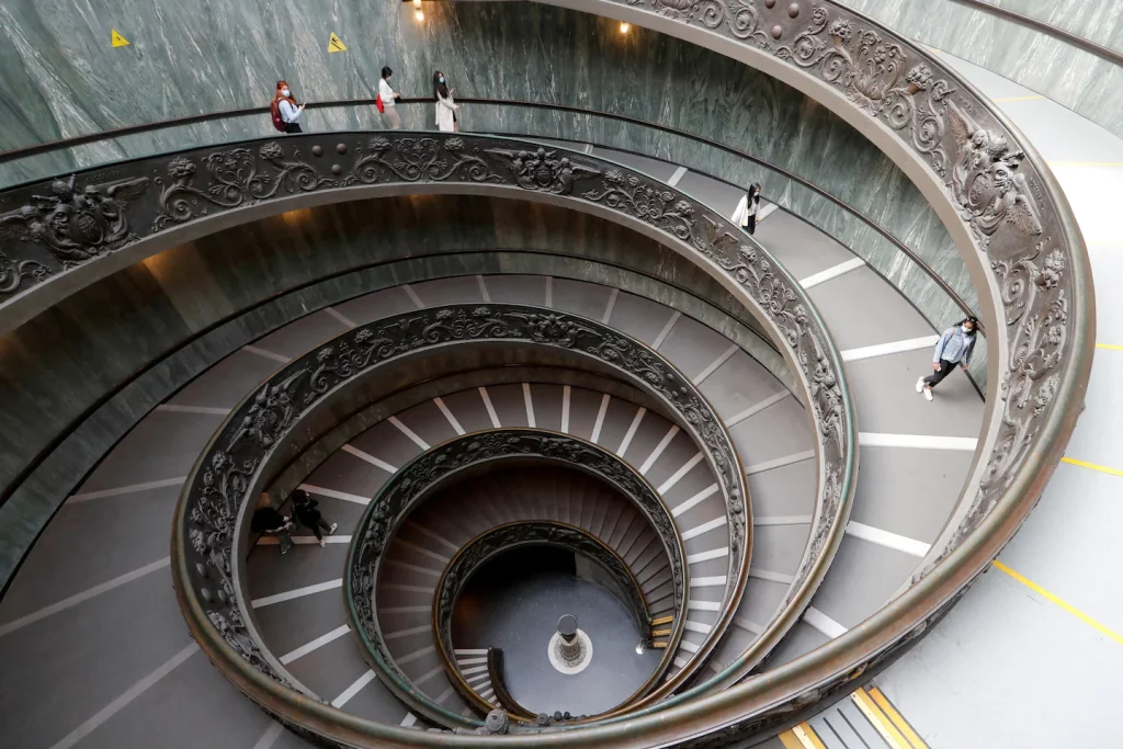 Die Polizei des Vatikans nimmt einen Touristen fest, der antike römische Büsten in einem Museum zerschmettert hat