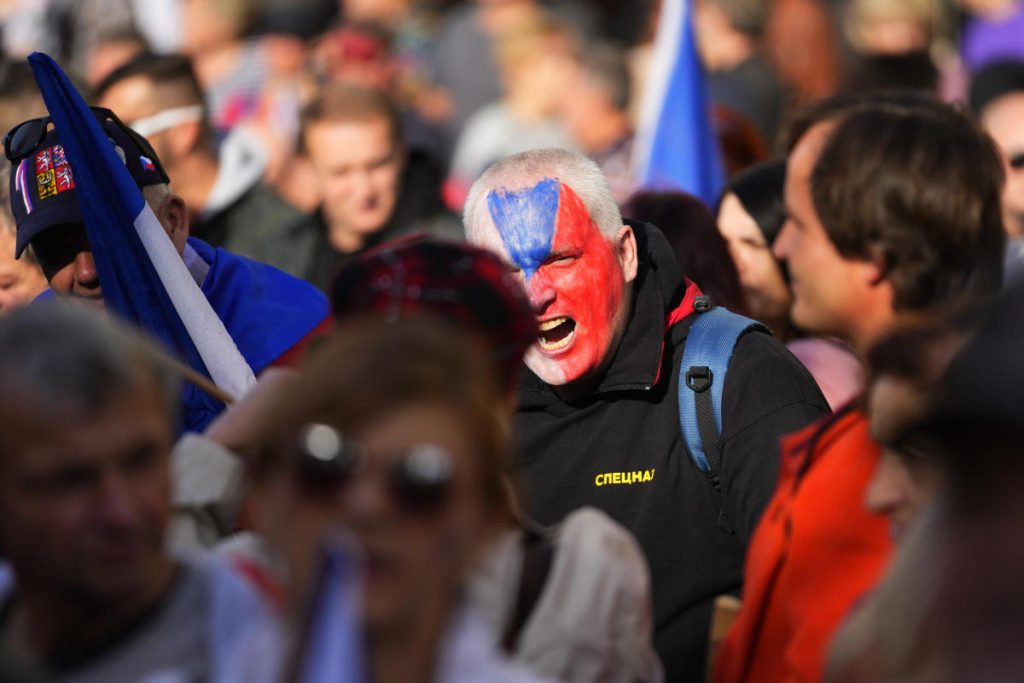 Die Tschechen versammeln sich, um den Rücktritt der pro-westlichen Regierung zu fordern
