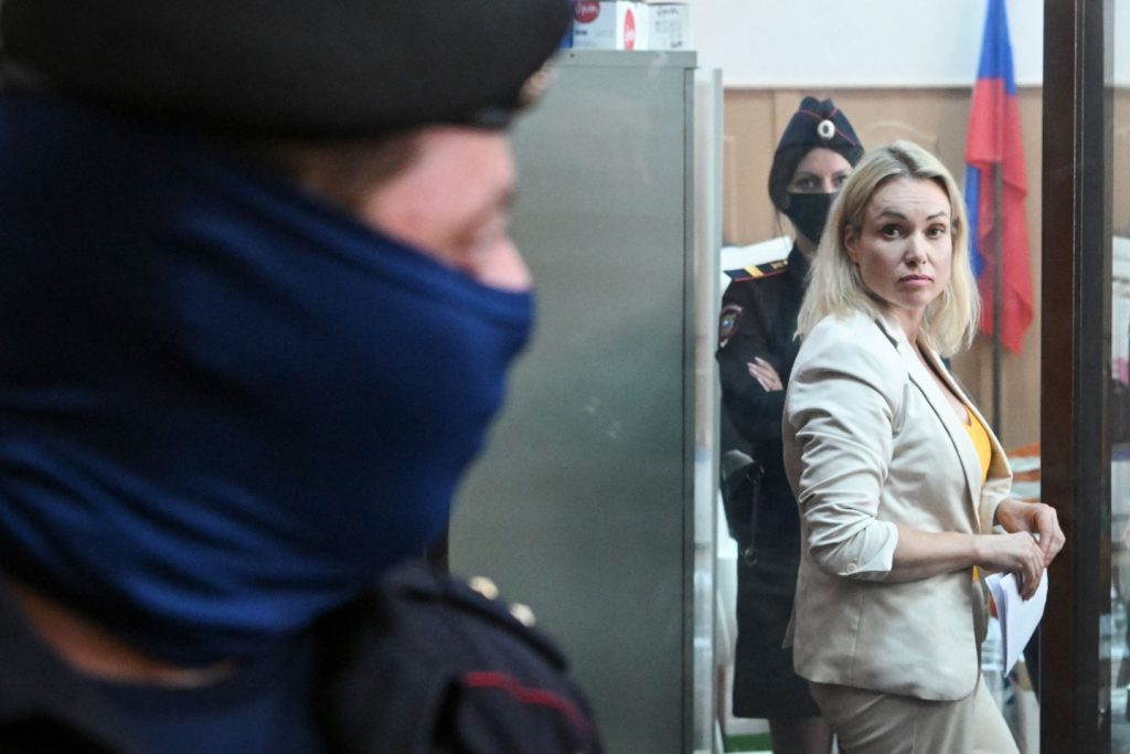 Die russische Journalistin Marina Ovsianikova entkommt dem Hausarrest