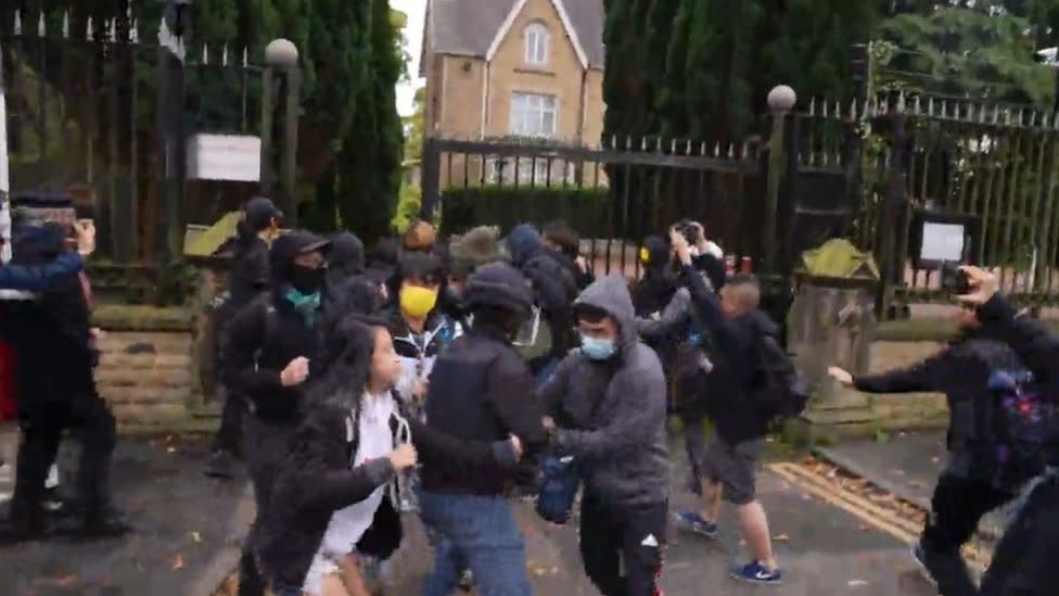 Ein Demonstrant aus Hongkong stürmte das Gelände des chinesischen Konsulats in Manchester und wurde geschlagen