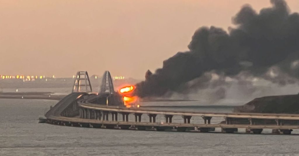 Ein Kraftstofftank fing an einer Brücke auf der Krim in Russland Feuer