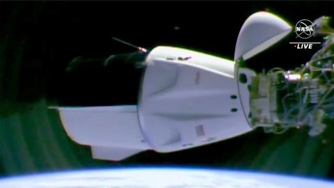 Die SpaceX Crew Dragon-Kapsel (Mitte) mit drei Astronauten und einem Astronauten wird am 6. Oktober mit der Internationalen Raumstation geboren.