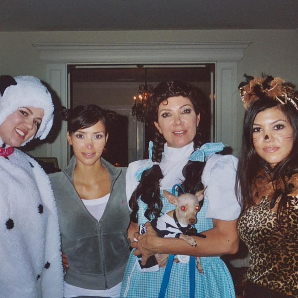 Halten Sie mit den Halloween-Kostümen der Familie Kardashian-Jenner Schritt
