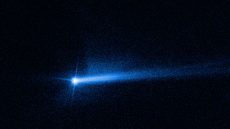 Hubble zeigt eine Ansicht eines Doppelschweifs, der durch die Asteroideneinschlagsmission erzeugt wurde