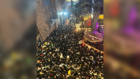 Foto einer Straße in Itaewon voller Menschen in Seoul am Samstagabend. 
