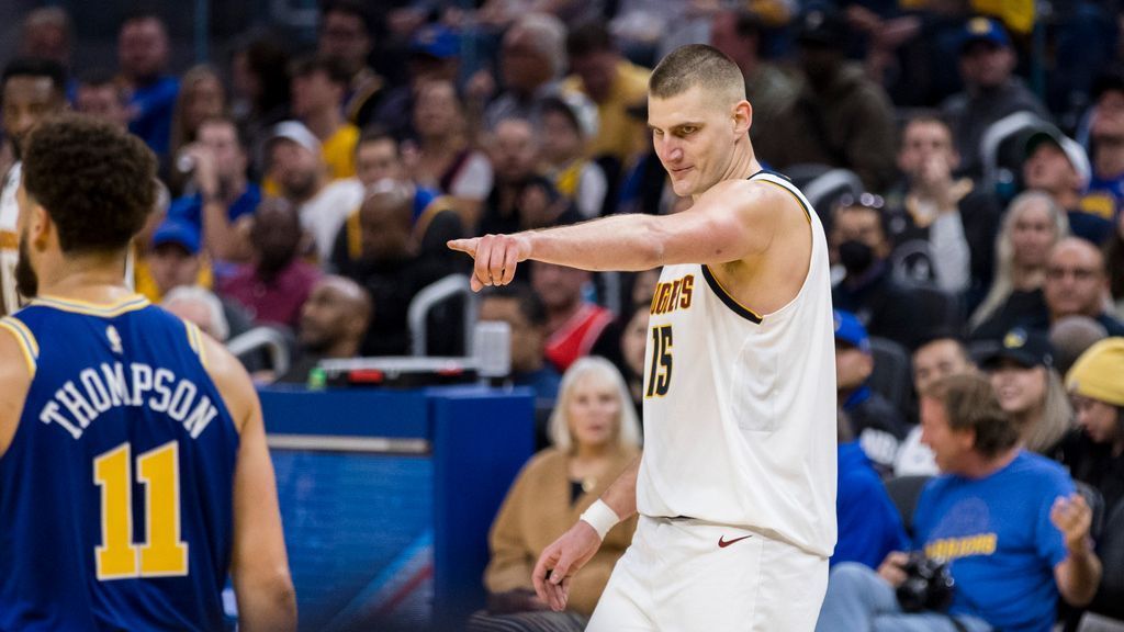 Nikola Jokic schwingt über die Late Courts, um den Sieg der Nuggets über die Warriors zu besiegeln