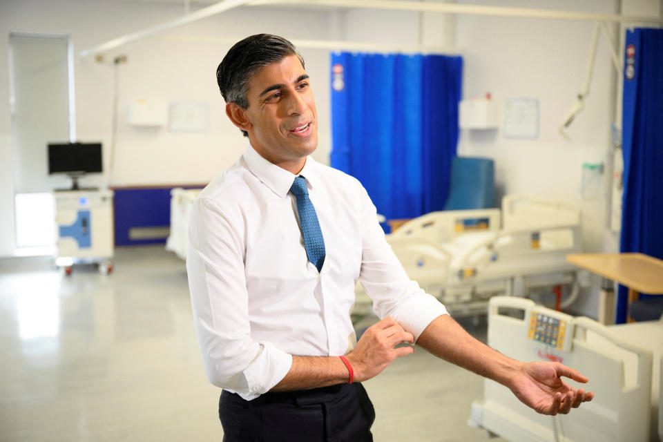 Der britische Premierminister Rishi Sunak spricht mit Medienvertretern während seines Besuchs im Croydon University Hospital am 28. Oktober 2022 in London, Großbritannien.  Leon Neal/Paul über Reuters