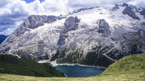 Der Gipfel von Punta Roca ist zu sehen, nachdem Teile des Marmolada-Gletschers in den italienischen Alpen bei Rekordtemperaturen im Juli zusammengebrochen waren.