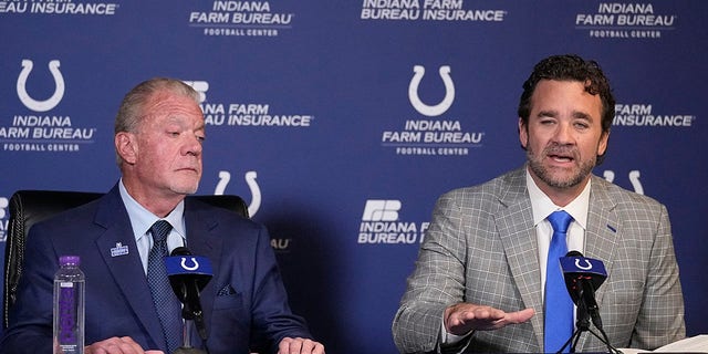 Der vorläufige Indianapolis Colts-Trainer Jeff, rechts, spricht am Samstag, während Besitzer Jim Irsai während einer Pressekonferenz am Montag, dem 7. November 2022, in Indianapolis zuhört. 