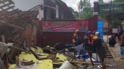 Arbeiter inspizieren eine vom Erdbeben beschädigte Schule in Cianjur, West-Java.
