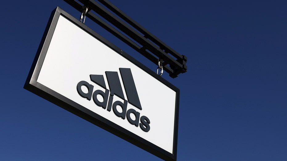 Ein Bild des adidas-Logos auf dem Banner