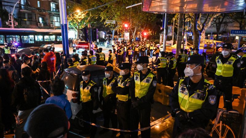 Ein BBC-Journalist wurde „von der Polizei geschlagen und getreten“, als sich die Proteste in ganz China ausbreiteten