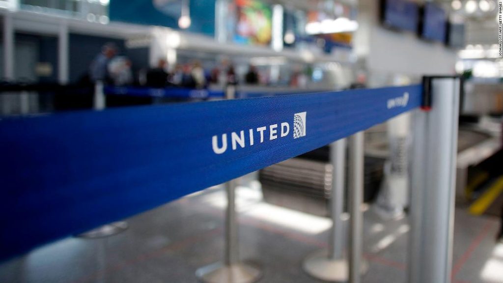 Das FBI und die FAA untersuchen den Transfer eines in Schwierigkeiten geratenen Passagiers von einem United-Flug in Chicago