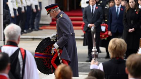 König Charles legt am 13. November 2022 einen Kranz nieder, während er an einem sonntäglichen Gedenkgottesdienst im Cenotaph in Whitehall teilnimmt.