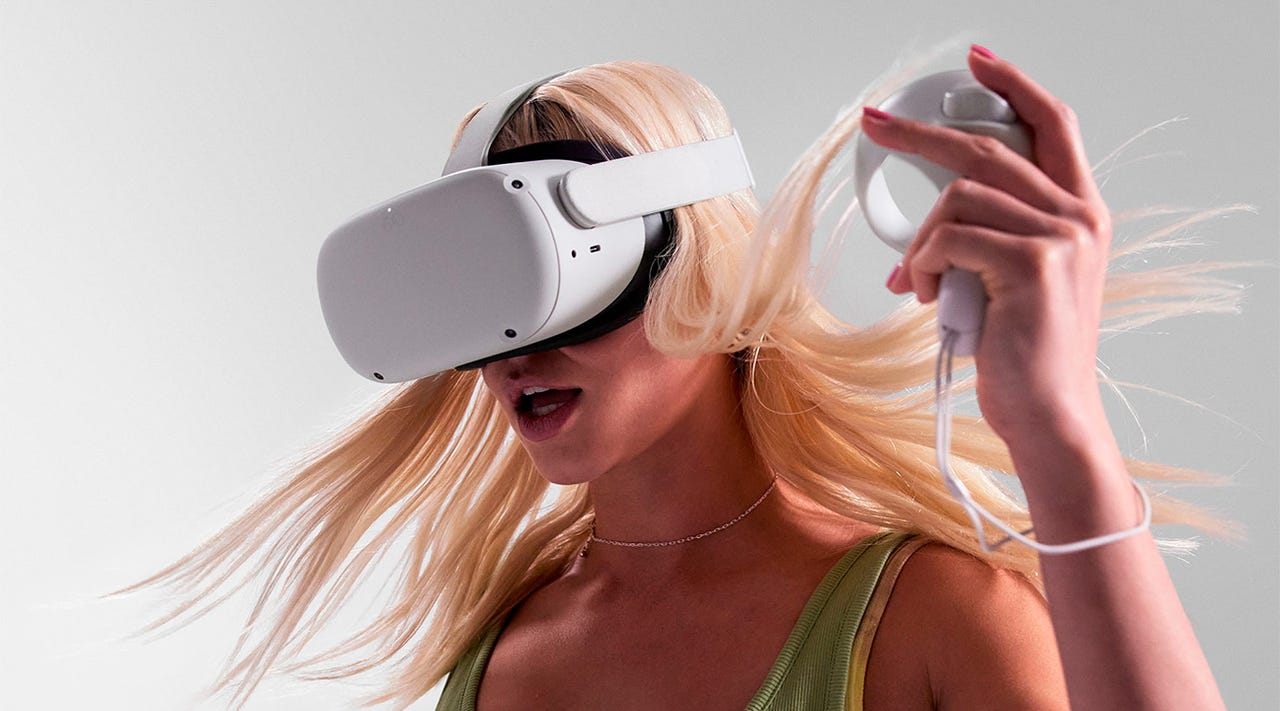 Nahaufnahme einer blonden jungen Frau, die ein Meta Quest 2 VR-Headset trägt