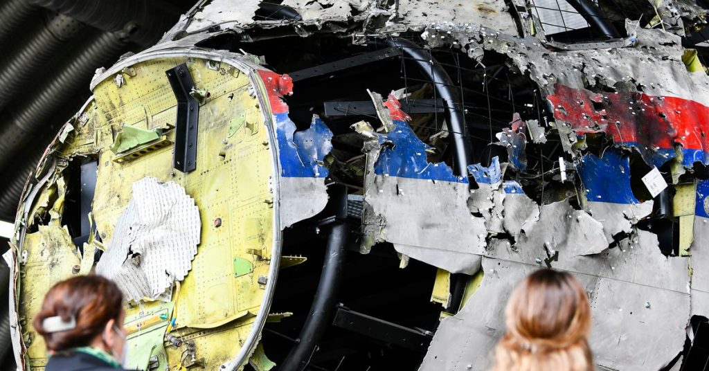 Ein niederländisches Gericht verurteilte drei Personen wegen des Abschusses einer MH17 in der Ukraine im Jahr 2014 zu lebenslanger Haft