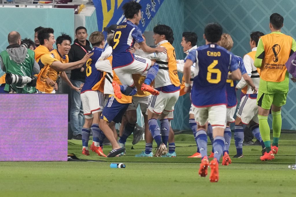 Japan erzielte zwei späte Tore zum 2:1-Sieg gegen Deutschland bei der Weltmeisterschaft