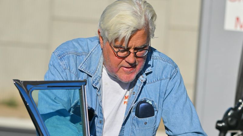 Jay Leno tritt zwei Wochen nach dem Brandunfall im California Comedy Club auf