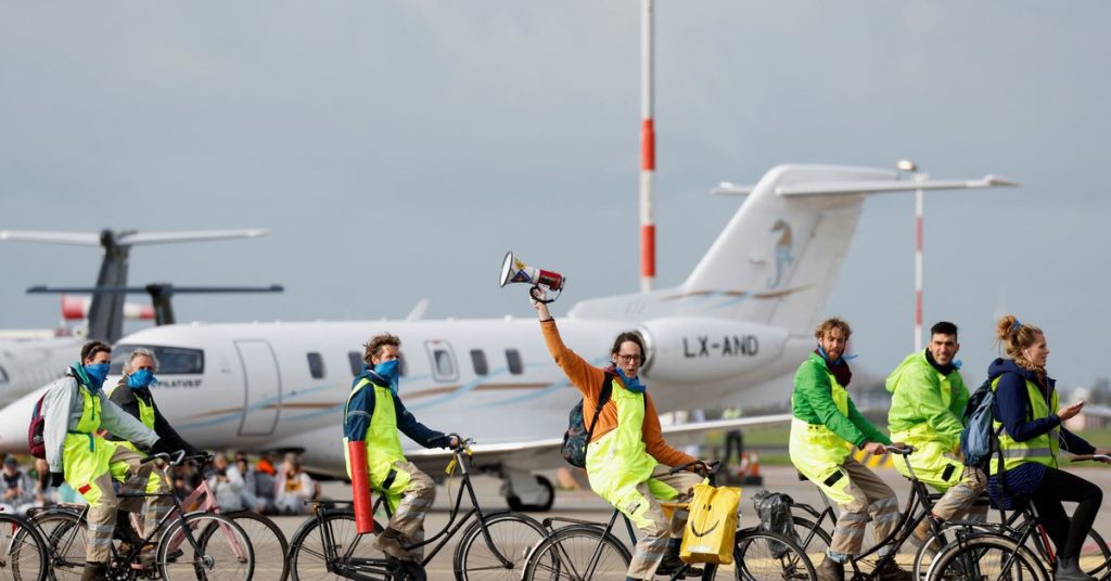 Klimaaktivisten blockieren Privatflugzeuge am Amsterdamer Flughafen Schiphol