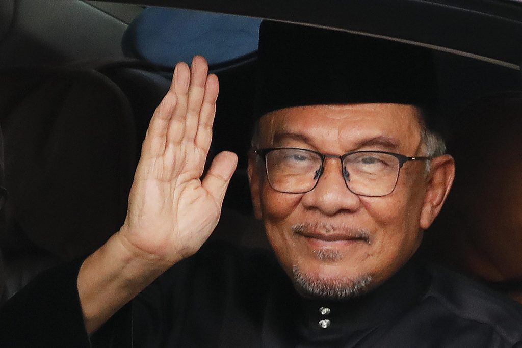 Malaysias neuer Premierminister Anwar gelobt, eine Nation und eine gespaltene Wirtschaft zu heilen