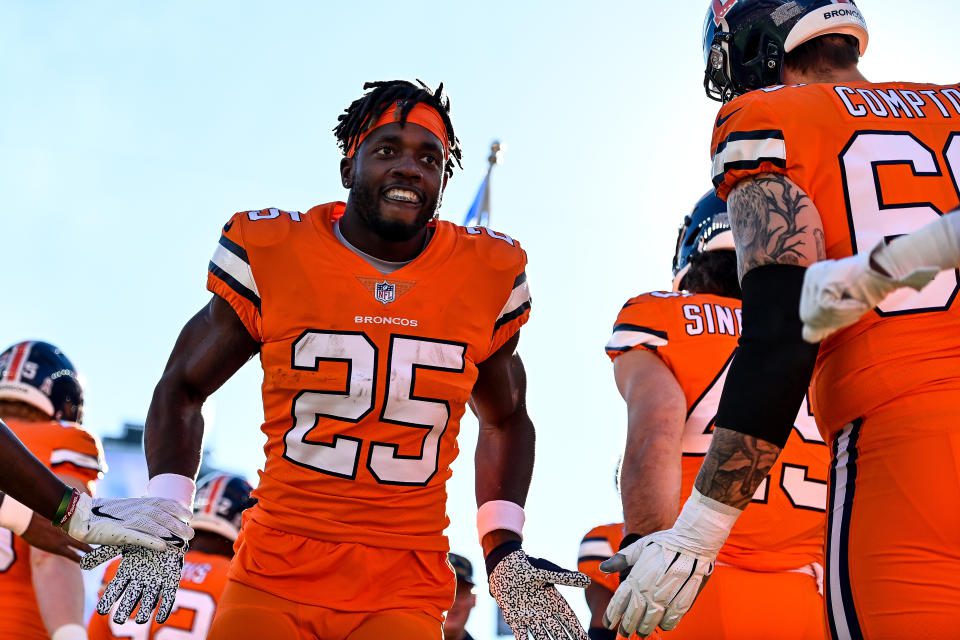 DENVER, CO - 20. NOVEMBER: Melvin Gordon III #25 der Denver Broncos tritt vor einem Spiel gegen die Las Vegas Raiders im Empower Field at Mile High am 20. November 2022 in Denver, Colorado, auf das Feld.  (Foto von Dustin Bradford/Getty Images)