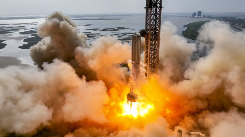 Der Booster 7 von SpaceX wird am Dienstag in Südtexas einem statischen Testfeuer mit 11 Triebwerken unterzogen.