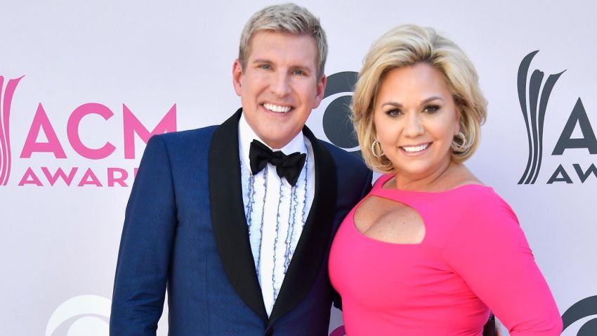 Die TV-Persönlichkeiten Todd Chrisley (L) und Julie Chrisley nehmen am 2. April 2017 an den 52. Academy of Country Music Awards im Toshiba Plaza in Las Vegas, Nevada, teil.