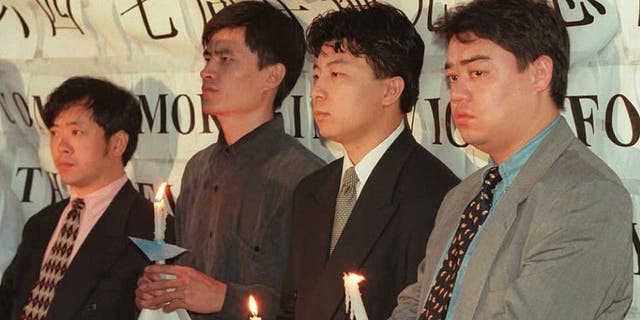 Chinesische Studentenführer hielten am 3. Juni vor der chinesischen Botschaft in Washington eine Kerzenlicht-Mahnwache ab, um des siebten Jahrestages des Tiananmen-Massakers zu gedenken.  Studenten, die die Proteste auf dem Platz des Himmlischen Friedens anführten, flohen später aus China. Im Bild von links nach rechts: Liu Gang, Zhou Fengsu, Chen Tong und Weer Kaishi. 