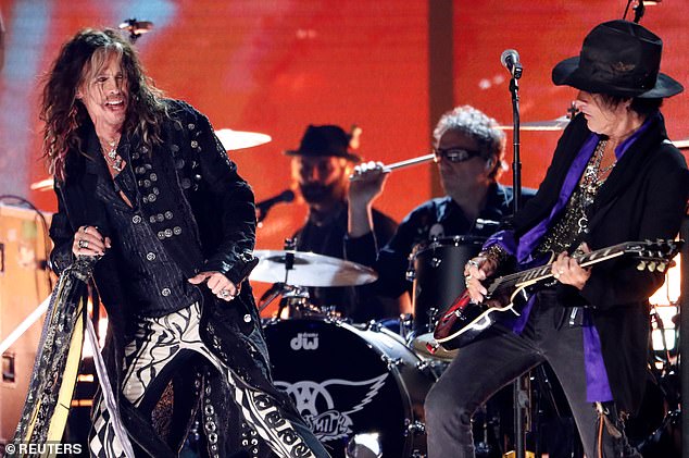 Show abgesagt: Fans, die mit Aerosmith bei der Residency-Show am Freitagabend in Las Vegas abhängen wollen, haben ihre Hoffnungen zunichte gemacht, nachdem Leadsänger Steven Tyler, 74, verletzt wurde.  2020 gesehen