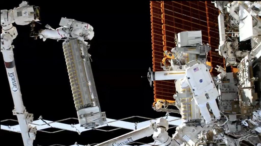 Astronauten installieren eine neue Solaranlage außerhalb der Internationalen Raumstation - Spaceflight Now