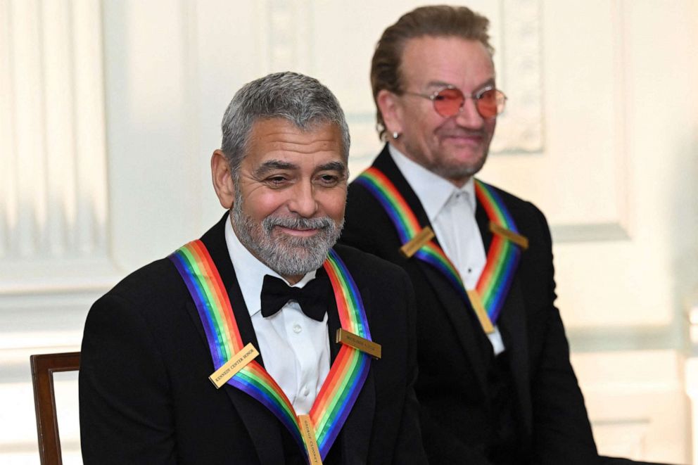 Foto: Kennedy Center Honors Der US-Schauspieler George Clooney und Bono von U2 nehmen am 4. Dezember 2022 in Washington an einem Empfang für die Preisträger des Kennedy Center im East Room des Weißen Hauses Teil.