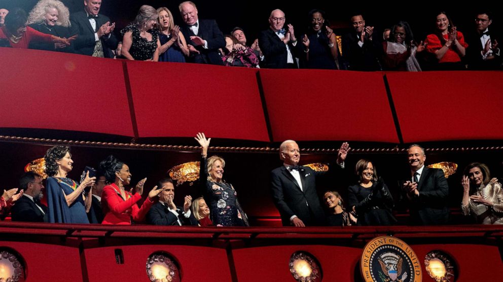FOTO: Präsident Joe Biden und First Lady Jill Biden nehmen an der 45. Kennedy Center Honors Gala am 4. Dezember 2022 in Washington teil.