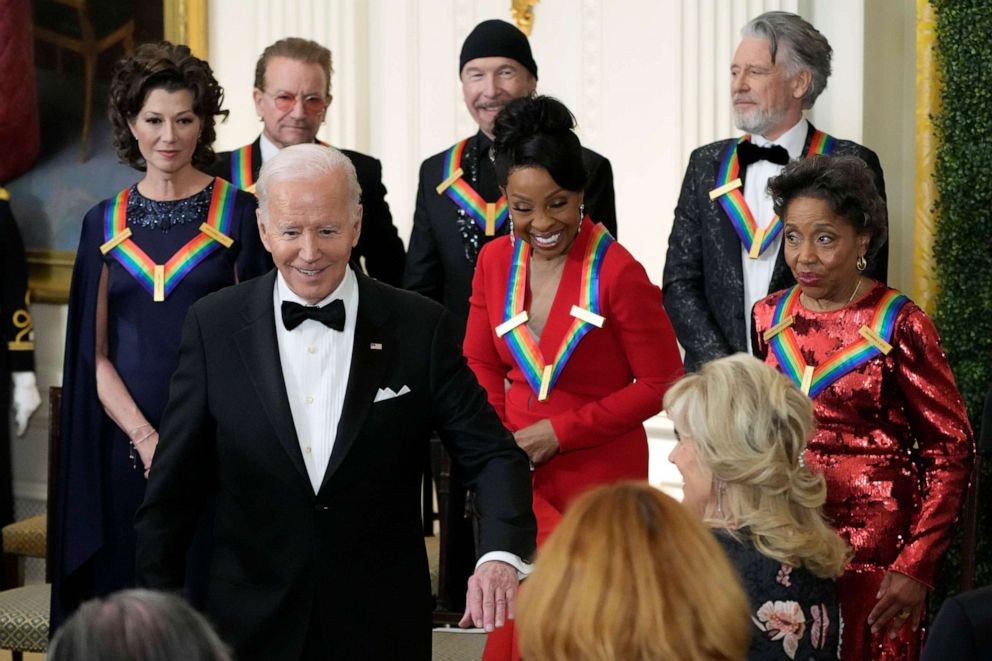 FOTO: Präsident Joe Biden streckt seinen Arm nach First Lady Jill Biden aus, als sie das Kennedy Center verlassen, um den Empfang des Weißen Hauses am 4. Dezember 2022 in Washington zu ehren.