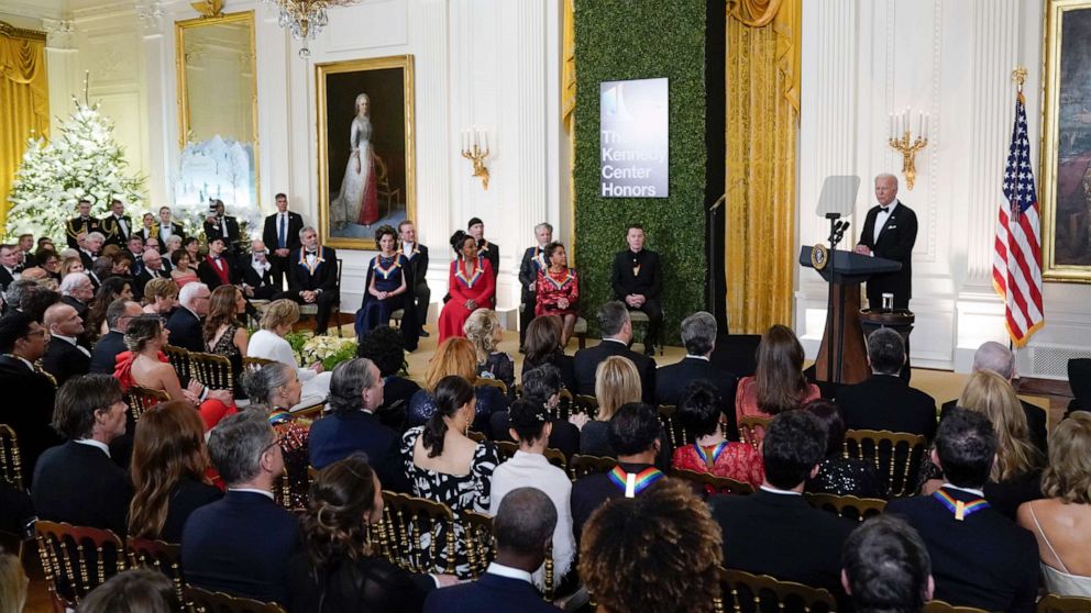 FOTO: Präsident Joe Biden spricht während eines Empfangs im Kennedy Center im Weißen Haus am 4. Dezember 2022 in Washington. 